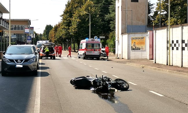 Auto non dà la precedenza e impatta contro una moto: grave centauro