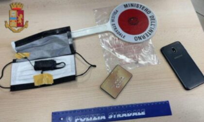 Telecamera e microfono nascosti all'esame della patente, ma il suggeritore è una capra: bocciato