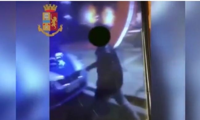 Danneggiano l’auto della polizia e pubblicano il video su Instagram: un arresto e due denunce