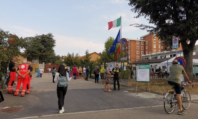 Al via la giornata vaccinale a Corsico: decine di persone in coda