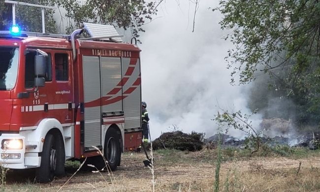 Incendio all’area ex Pozzi: indagini in corso per individuare i responsabili dell’abbandono di sfalci