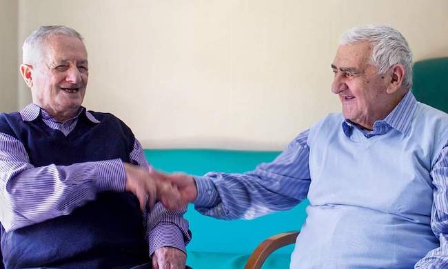Giuseppe e Costantino, un’amicizia lunga 75 anni tra gli ospiti da più tempo in Sacra Famiglia