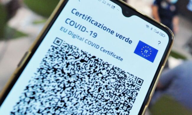 Organizzava cortei No Green Pass e distribuiva certificati falsi: 28enne denunciato