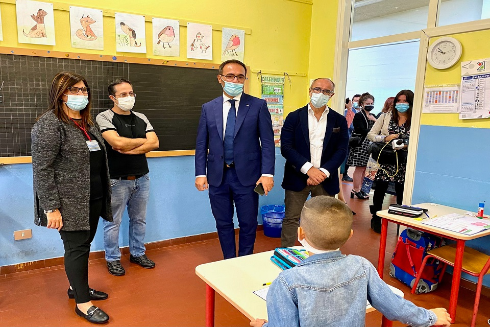 Il sottosegretario Sasso in visita alle scuole di Rozzano: “Vere eccellenze”