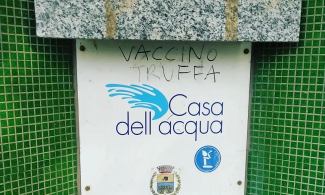 Scritta no vax sulla casetta dell’acqua di Cesano