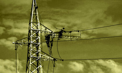 Tecnico dell'Enel sale su un traliccio per riparare un guasto durante un temporale e lo centra un fulmine
