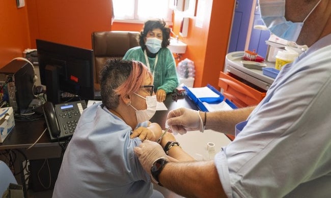 Regione Lombardia chiarisce con una nota su terza dose vaccini anti-Covid e co-somministrazione con l’antinfluenzale