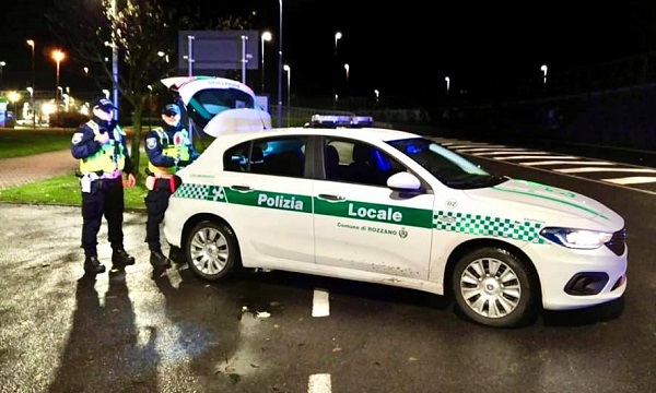 Maltratta e violenta la compagna: arrestato 43enne a Rozzano dalla polizia locale