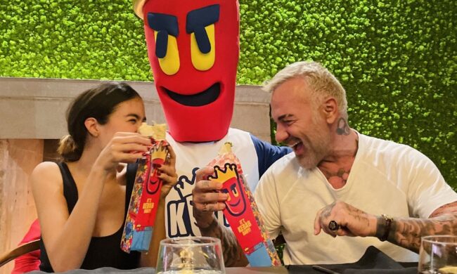 Gianluca Vacchi si trasforma in “kebabbaro” e apre tre locali a Milano