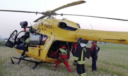 Auto finisce nel fossato dopo incidente: 73enne portato via in elisoccorso