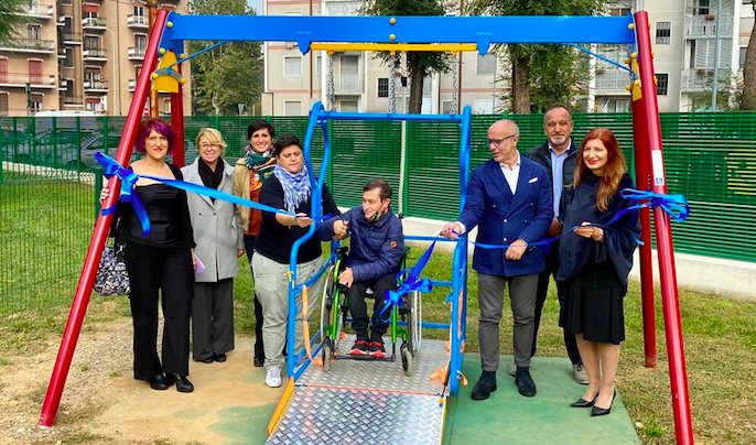 Il rozzanese che ha donato un’altalena per bambini e ragazzi disabili.
