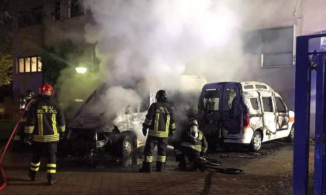 Mezzi bruciati alla Corsico Soccorso: l’ipotesi del dolo