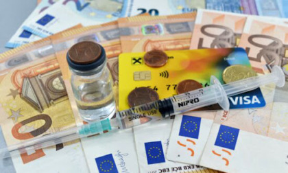 "Mi arrendo... 180 euro al mese di tamponi", la No vax alla fine si vaccina