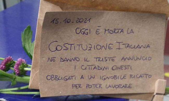 Biglietto no green pass davanti al Comune, il sindaco: “Gesto egoista e ignorante”