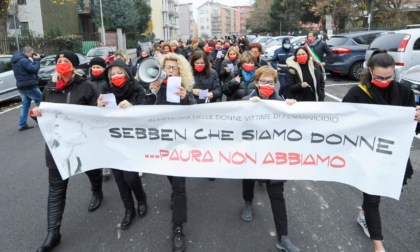Centinaia in corteo a Buccinasco urlano basta alla violenza sulle donne