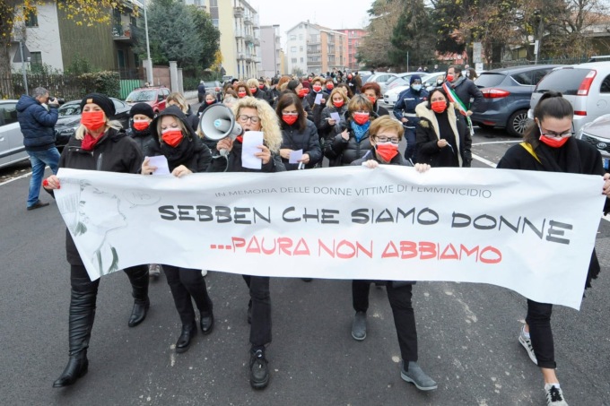 Centinaia in corteo a Buccinasco urlano basta alla violenza sulle donne