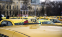 Licenza sospesa al tassista che ruppe i souvenir dei turisti che volevano pagare col pos