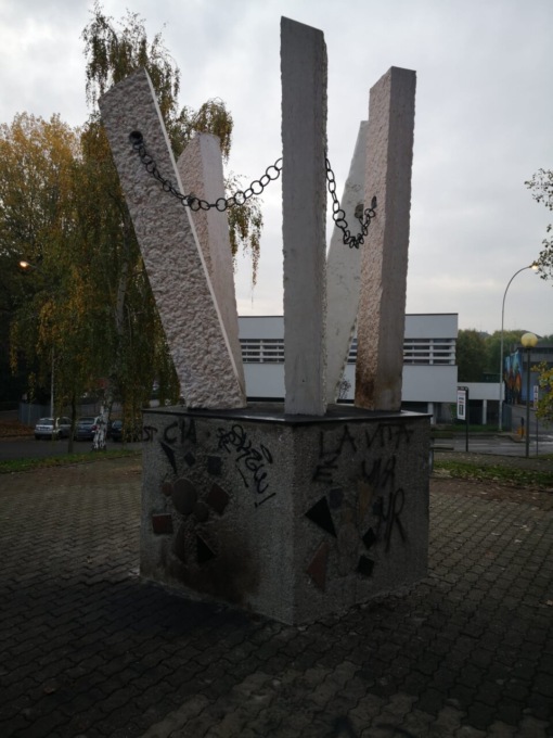 Imbrattato monumento Falcone