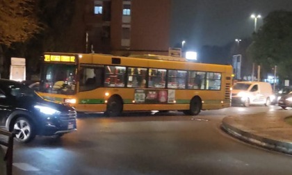 Autobus bloccato in mezzo a piazza San Biagio: traffico in tilt