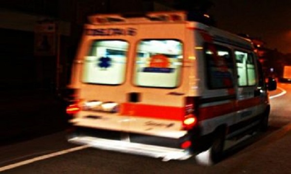 Violento scontro tra un’auto e una moto lungo la Statale
