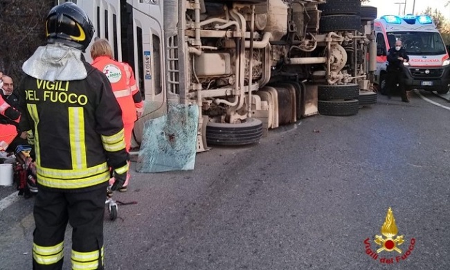 Camion si ribalta in mezzo alla strada davanti al nuovo ospedale Galeazzi