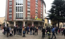 Protesta davanti al Comune per la materna Maria Bambina: "Non chiudete la nostra scuola"