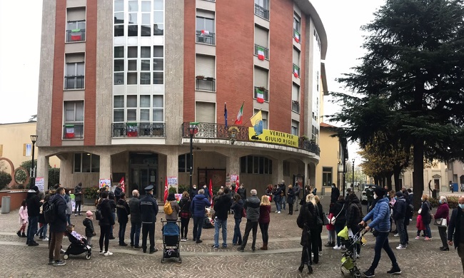 Protesta davanti al Comune per la materna Maria Bambina: “Non chiudete la nostra scuola”