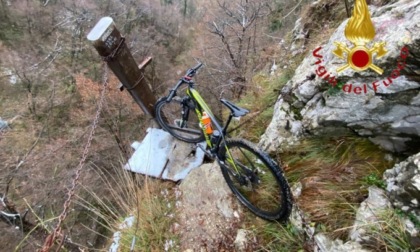 In bilico su uno strapiombo con la bici rischia l'ipotermia: escursionista miracolato