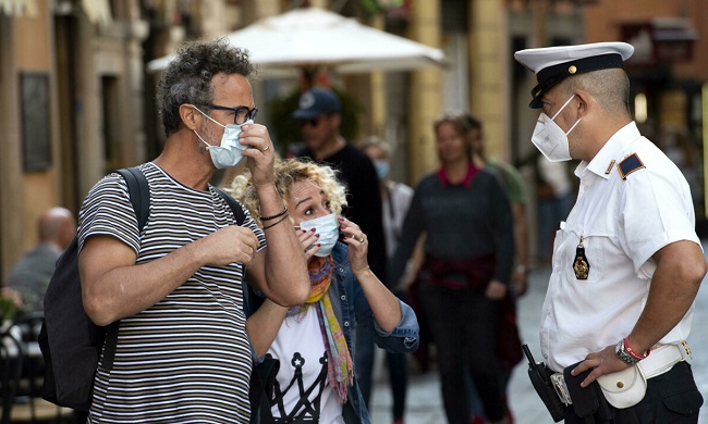 Il prefetto scrive ai sindaci: “Attenzione alta su uso mascherine anche all’aperto in caso di affollamenti”