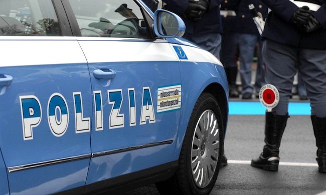 Rapinano un uomo di un orologio da 30mila euro e fuggono a Rozzano: arrestati dalla Polizia