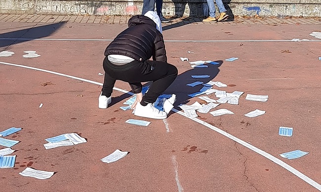 Ragazzini spargono mascherine sul campo da basket: il papà lo scopre e gliele fa raccogliere tutte
