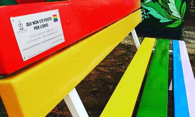A Buccinasco la panchina arcobaleno per i diritti di tutti: “Qui non c’è posto per l’odio”