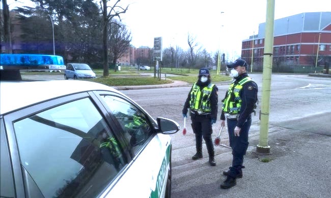 Controlli green pass: oltre 800 persone e 100 attività controllate a Buccinasco