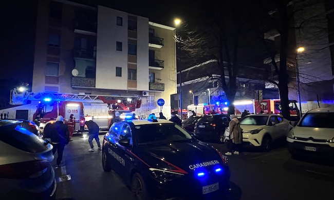Incendio nelle cantine a Corsico: palazzo evacuato e tanta paura
