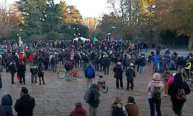 No Pass all’Arco della Pace: insulti al virologo Pregliasco, tra il pubblico