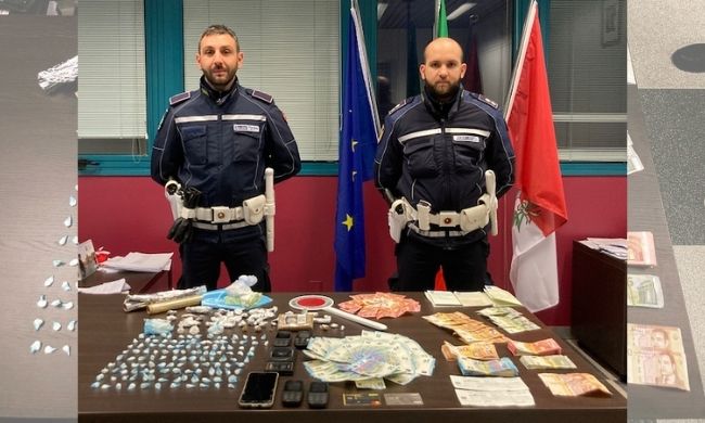 130 dosi di cocaina in auto: arrestato spacciatore dopo un rocambolesco inseguimento