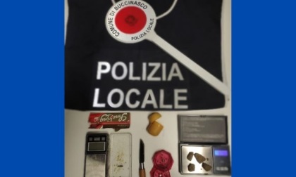 Due 20enni sorpresi dalla polizia locale a Buccinasco con droga e un coltello