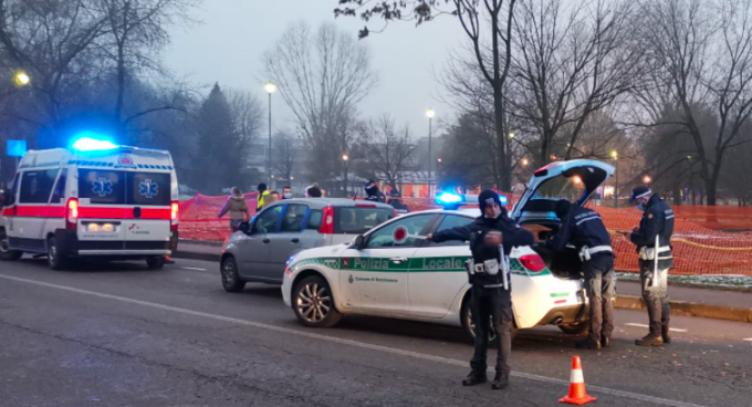 Mamma e figlio nel passeggino investiti da una 61enne a Buccinasco