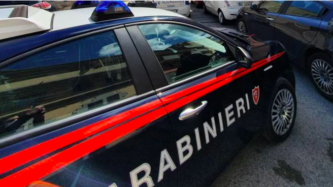 Con pistola e taglierino rapinano un ottico a Corsico: caccia ai due malviventi