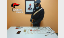 Ruba gioielli in casa e minaccia inquilina con un cacciavite: bloccato dai carabinieri mentre tenta la fuga