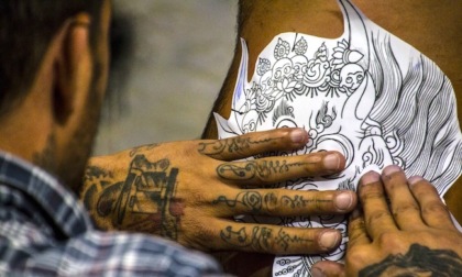 Tatuaggi a colori vietati dal 4 gennaio perché “pericolosi”: facciamo chiarezza
