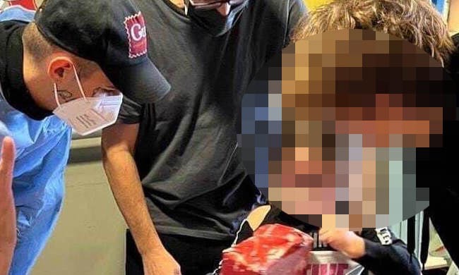 Achille Lauro porta doni ai piccoli pazienti del Policlinico San Donato e dona 100mila dollari