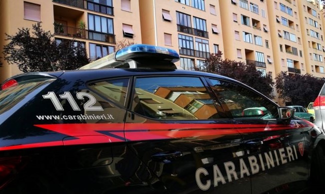 Muore davanti al cancello di casa: 39enne trovato dal vicino