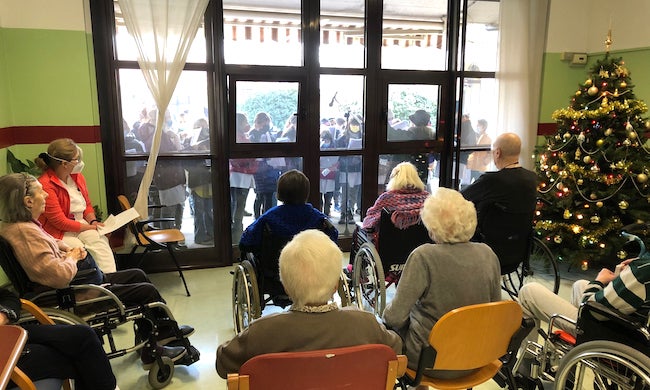 Gli alunni della scuola Nova Terra cantano per gli ospiti della rsa Pontirolo