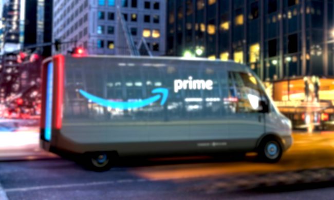 Ruba un furgone di Amazon, ma si schianta contro un’auto in sosta