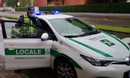 Aggredisce la moglie in strada: salvata dall'intervento della polizia locale a Buccinasco