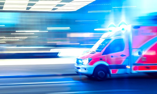 Accoltella i genitori a Opera, scappa e rimane coinvolto in un incidente. La coppia è in fin di vita