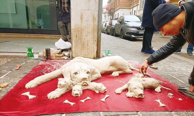 Artista di strada sanzionato, Corsico si divide: “Multa ingiusta”; “No, bisogna seguire le regole”