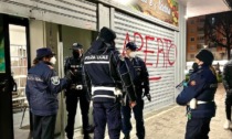 Blitz della polizia locale in via Mimose a Rozzano dopo l'accoltellamento: arresti e denunce