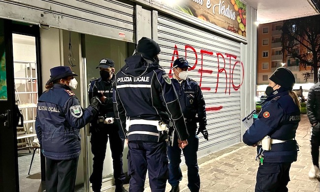 Blitz della polizia locale in via Mimose a Rozzano dopo l’accoltellamento: arresti e denunce
